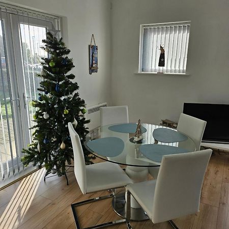 Coastal Apartment With Beach On Your Doorstep! Llanelli Exterior photo